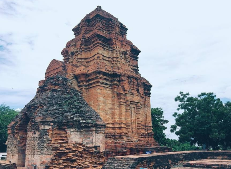 Tham quan Tháp Chăm Poshanu trong hành trình tour Phan Thiết 30/4